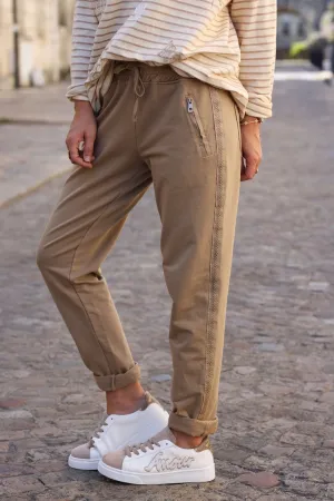 Jogging camel en coton ceinture élastique et poches zips liseré broderie chevrons
