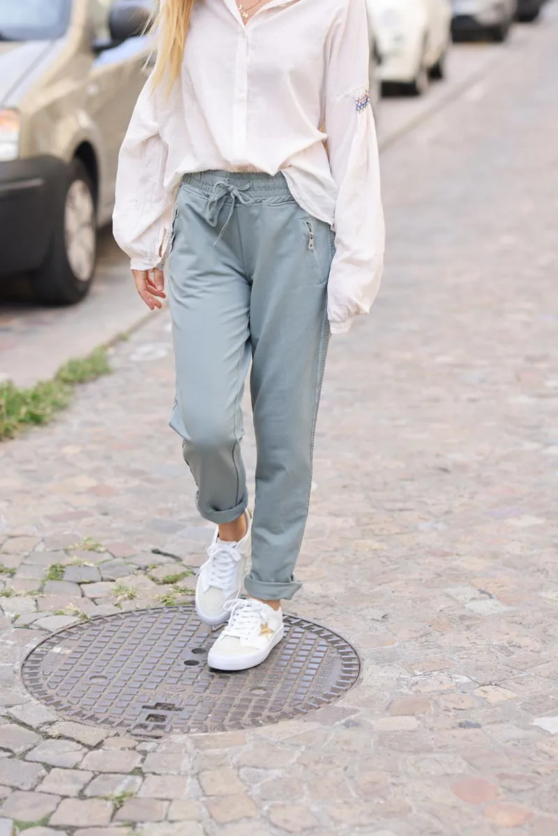 Jogging kaki en coton ceinture élastique et poches zips liseré broderie chevrons