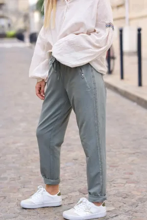Jogging kaki en coton ceinture élastique et poches zips liseré broderie chevrons